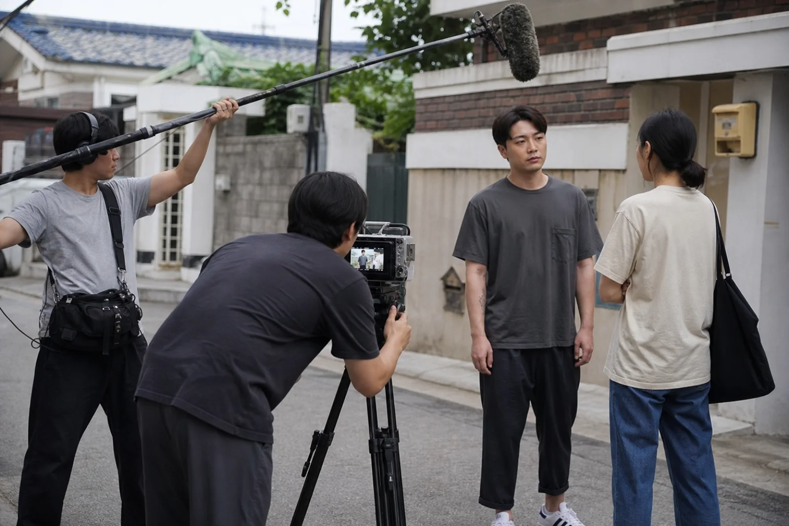 A fictional independent Korean film crew shooting a scene on an ordinary Seoul street