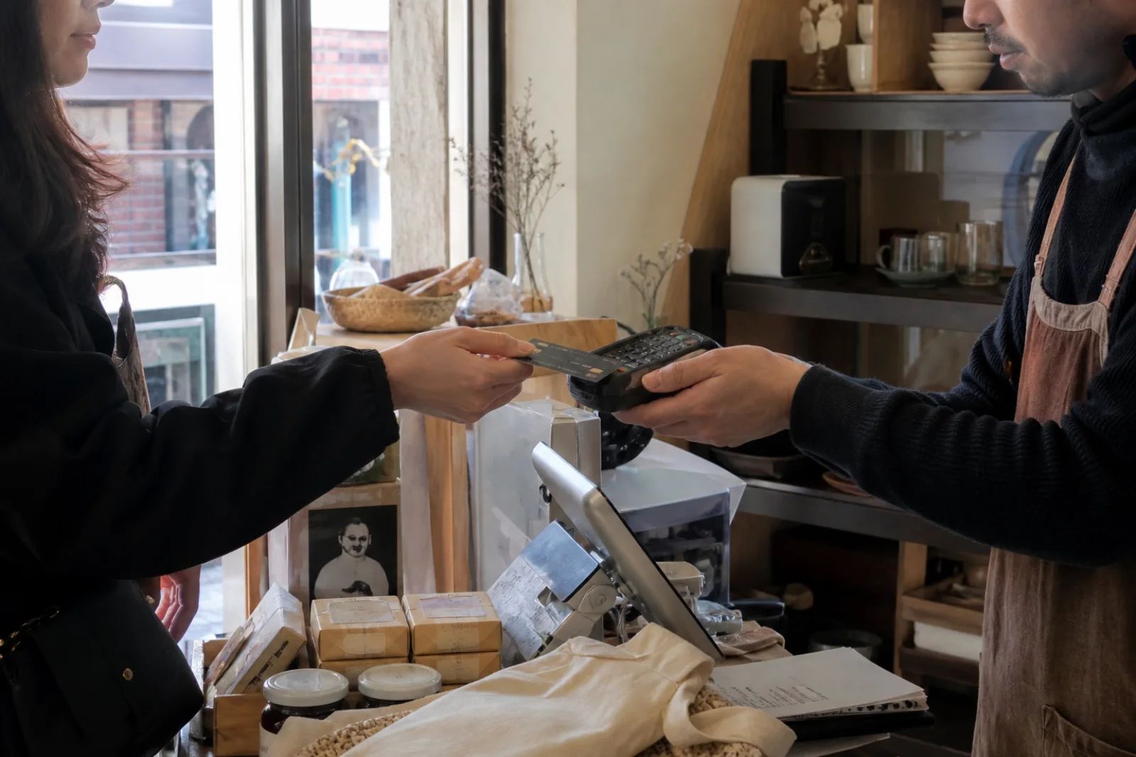 A customer making a small card payment at an ordinary Seoul neighborhood shop