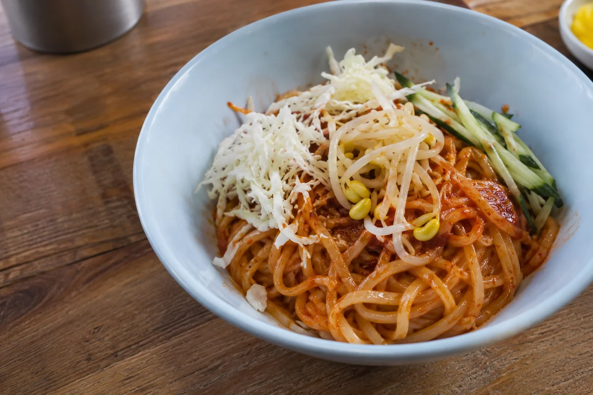 Illustrated jjolmyeon with cabbage, cucumber and bean sprouts