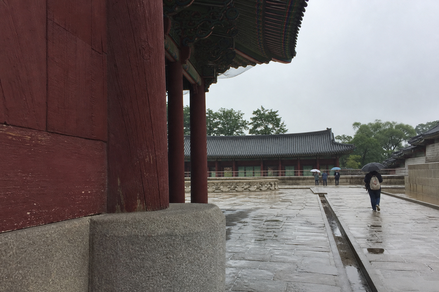 A natural AI-generated SEOULIAN editorial photograph illustrating Gyeongbokgung