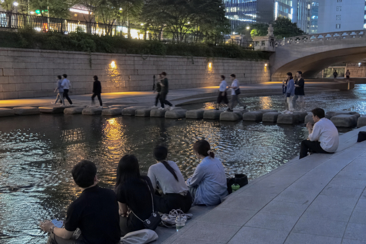 A natural AI-generated SEOULIAN editorial photograph illustrating Cheonggyecheon