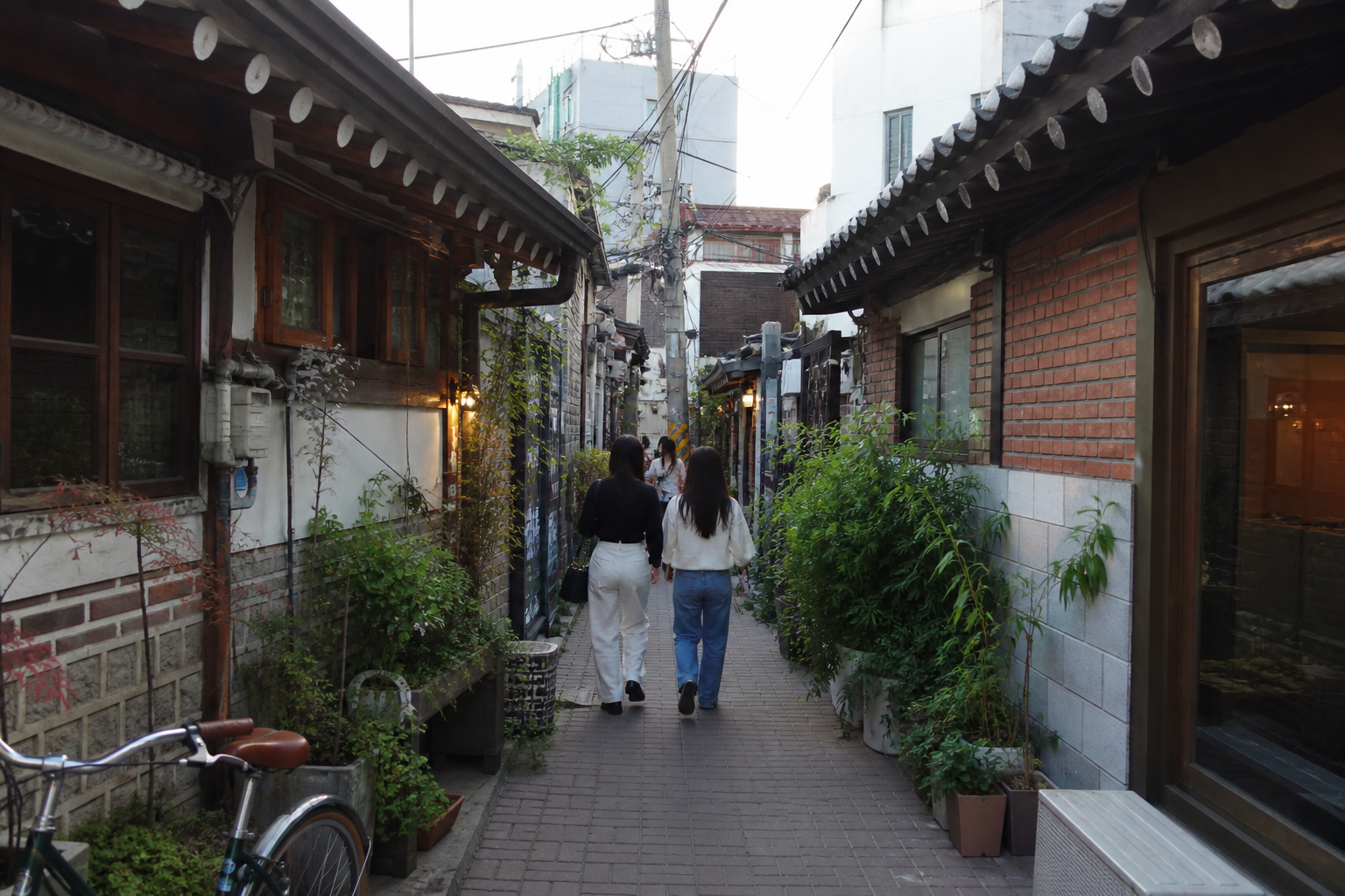 A natural AI-generated SEOULIAN editorial photograph illustrating Ikseon-dong