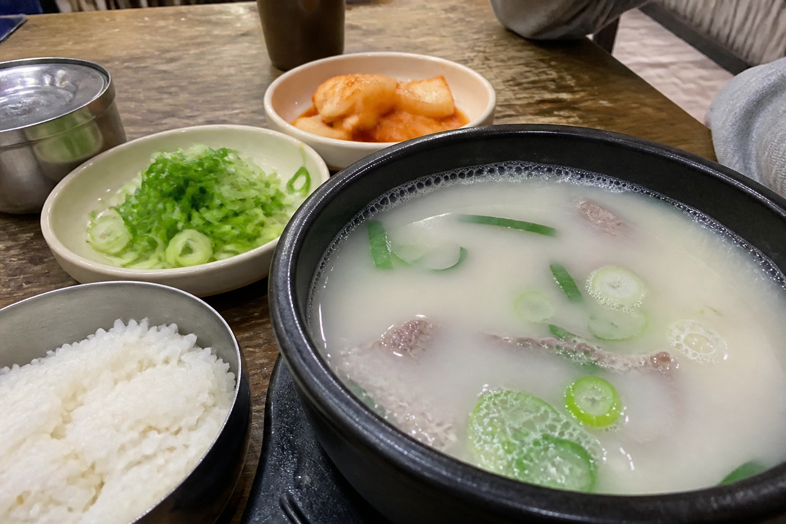 A natural AI-generated SEOULIAN editorial photograph illustrating Seolleongtang