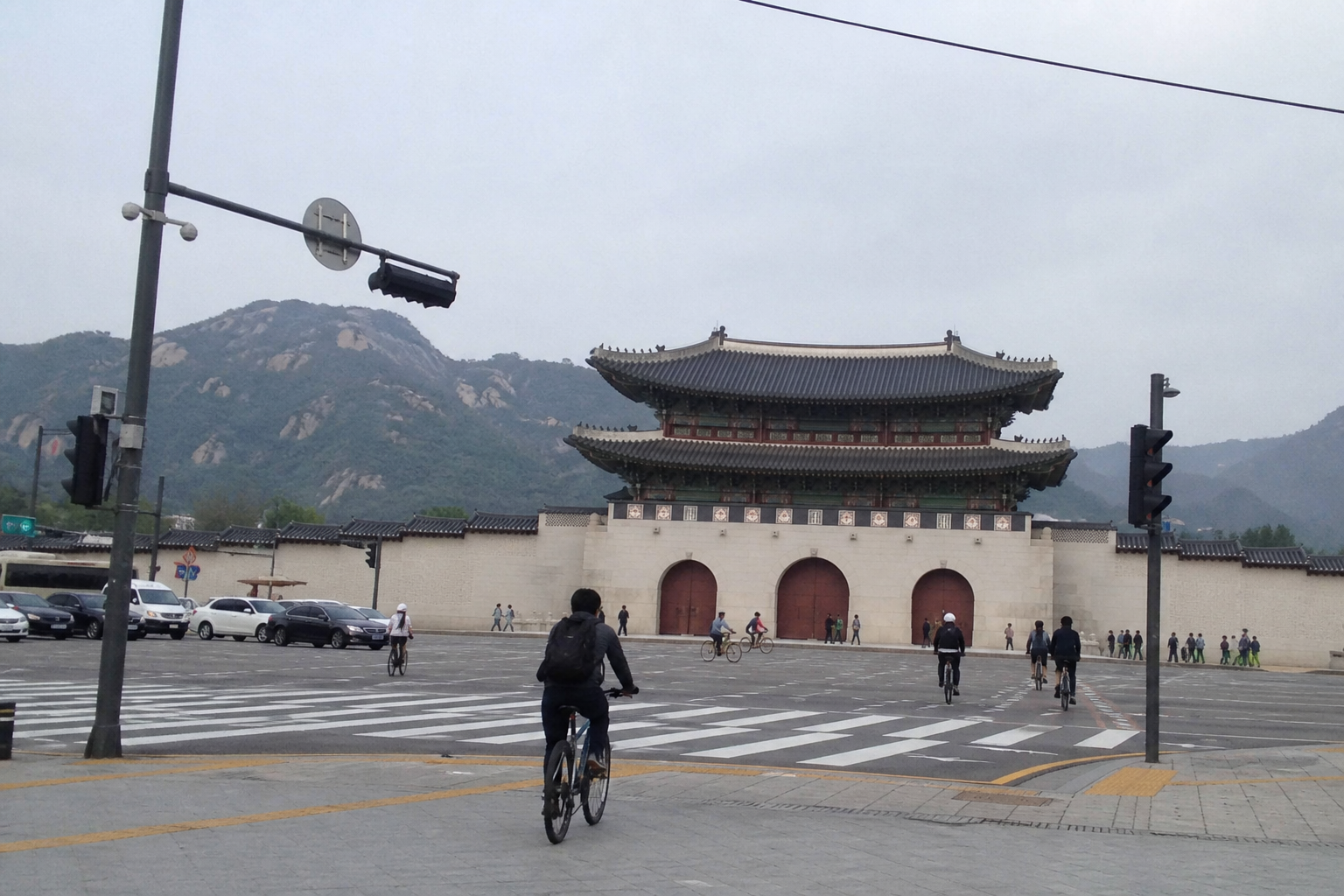 A natural AI-generated SEOULIAN editorial photograph illustrating Gwanghwamun