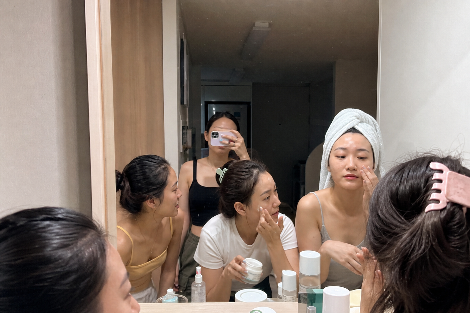 A natural AI-generated SEOULIAN editorial photograph illustrating South Korean beauty standards