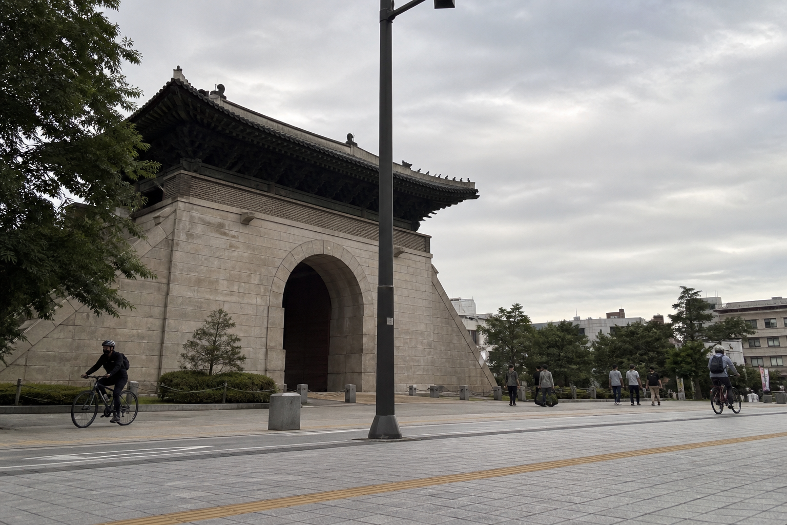 A natural AI-generated SEOULIAN editorial photograph illustrating Independence Gate
