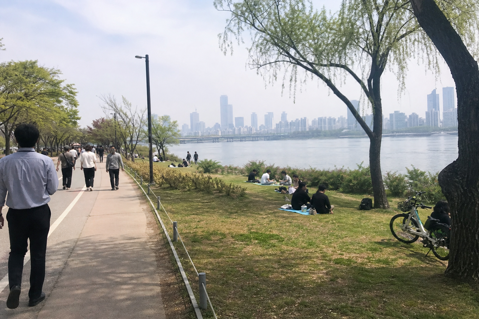 A natural AI-generated SEOULIAN editorial photograph illustrating Yeouido