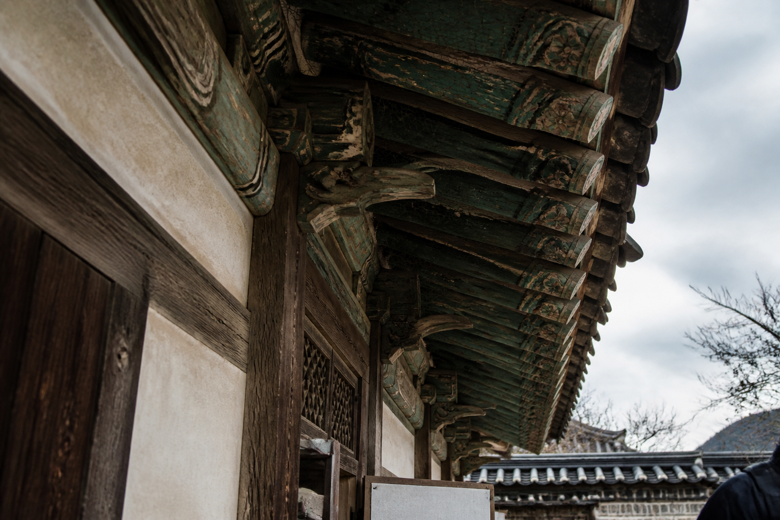 A natural AI-generated SEOULIAN editorial photograph illustrating Korean architecture