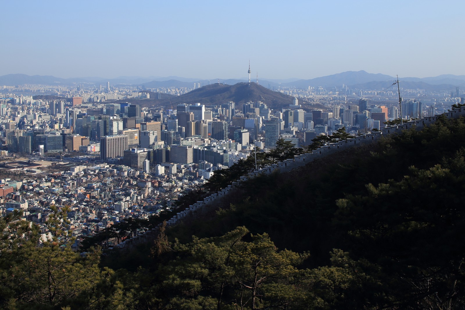 A Wikimedia Commons image illustrating Seoul City Wall