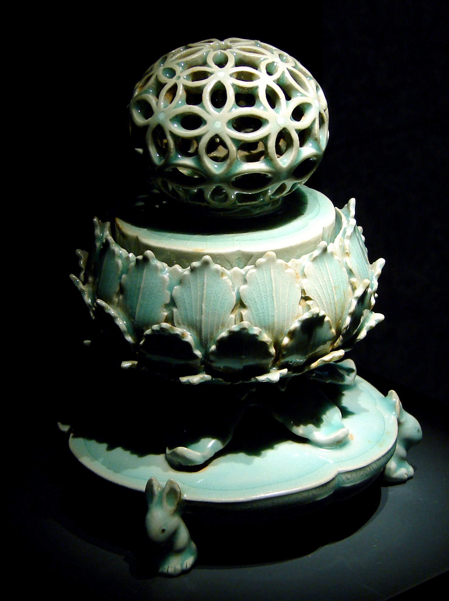 A Wikimedia Commons image illustrating Korean pottery and porcelain