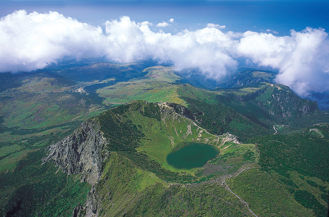 A Wikimedia Commons image illustrating Hallasan