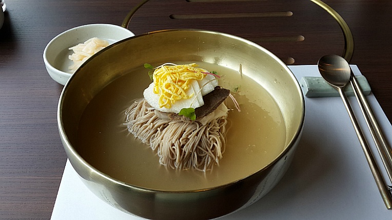 A Wikimedia Commons image illustrating Naengmyeon